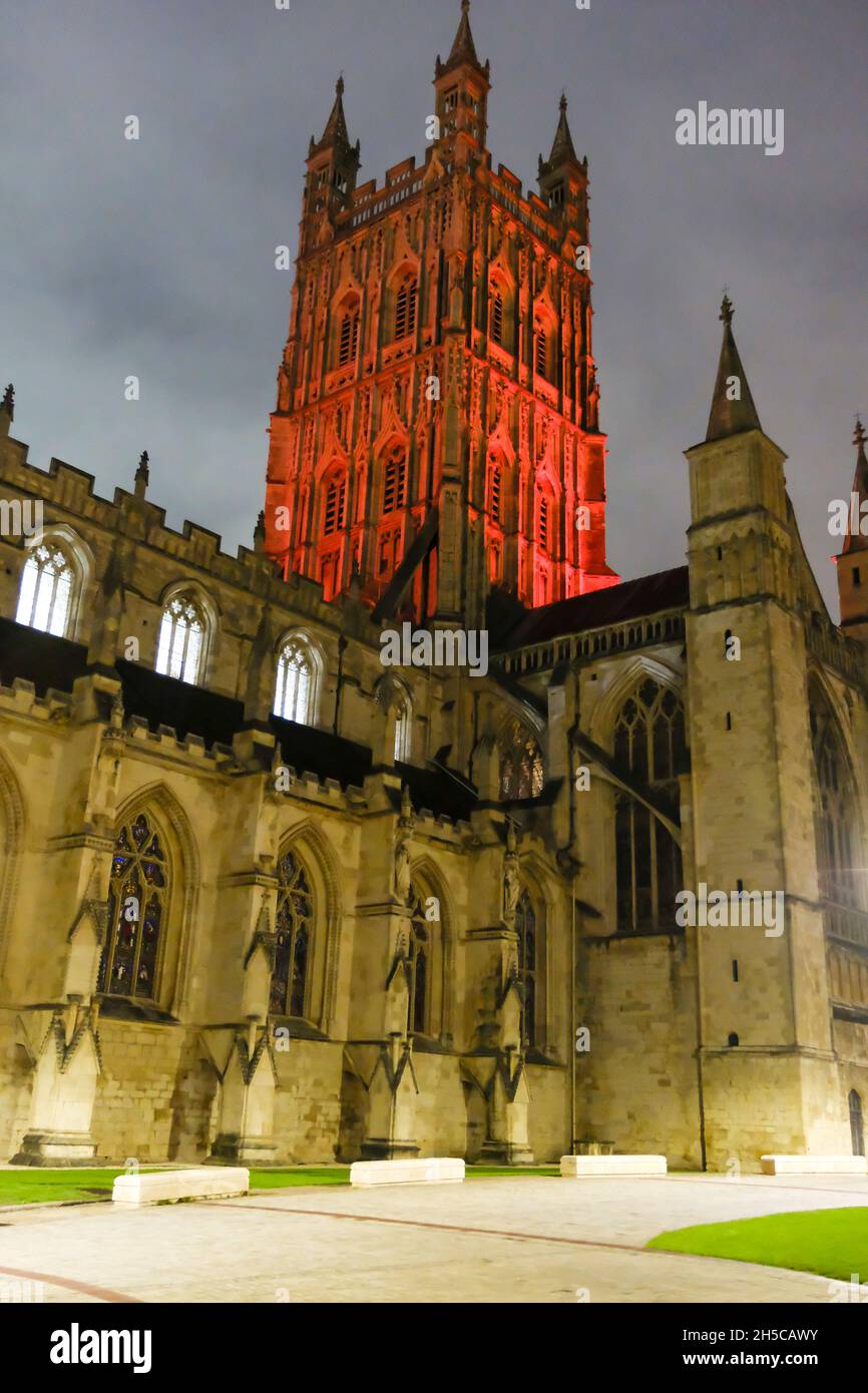 Gloucester, Großbritannien. November 2021. Der Turm der Gloucester Cathedral wurde als ein Akt der Erinnerung mit roten Lichtern beleuchtet. Der Turm aus dem 15. Jahrhundert ist ein zentraler Punkt für Menschen, die sich an diejenigen erinnern, die in früheren Konflikten ihr Leben gegeben haben. Kredit: JMF Nachrichten/Alamy Live Nachrichten Stockfoto