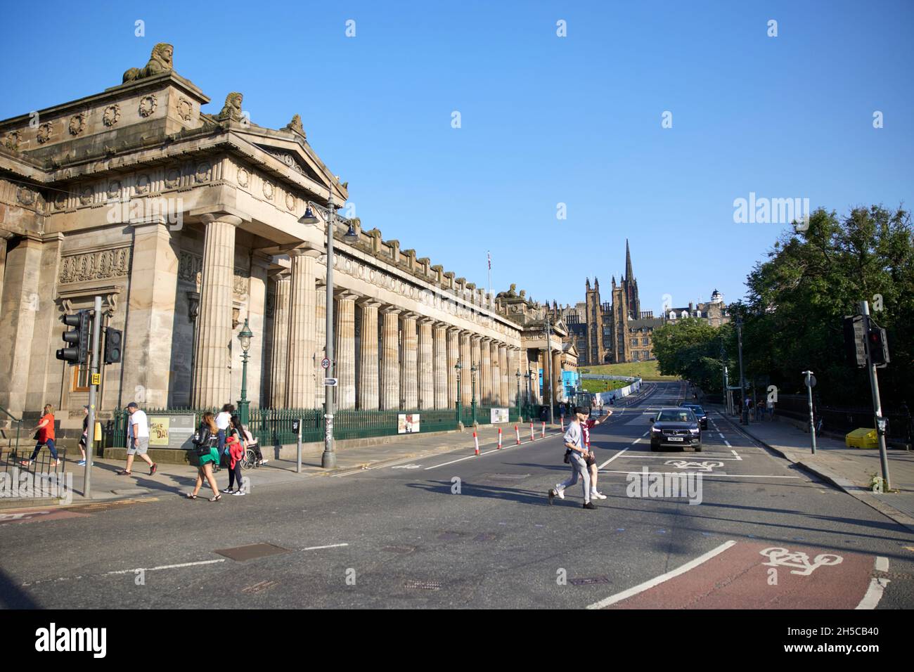 The Mound Hill, Edinburgh, Schottland. Mit der Royal Scottish Academy und der Scottish National Gallery, Summer Time Stockfoto