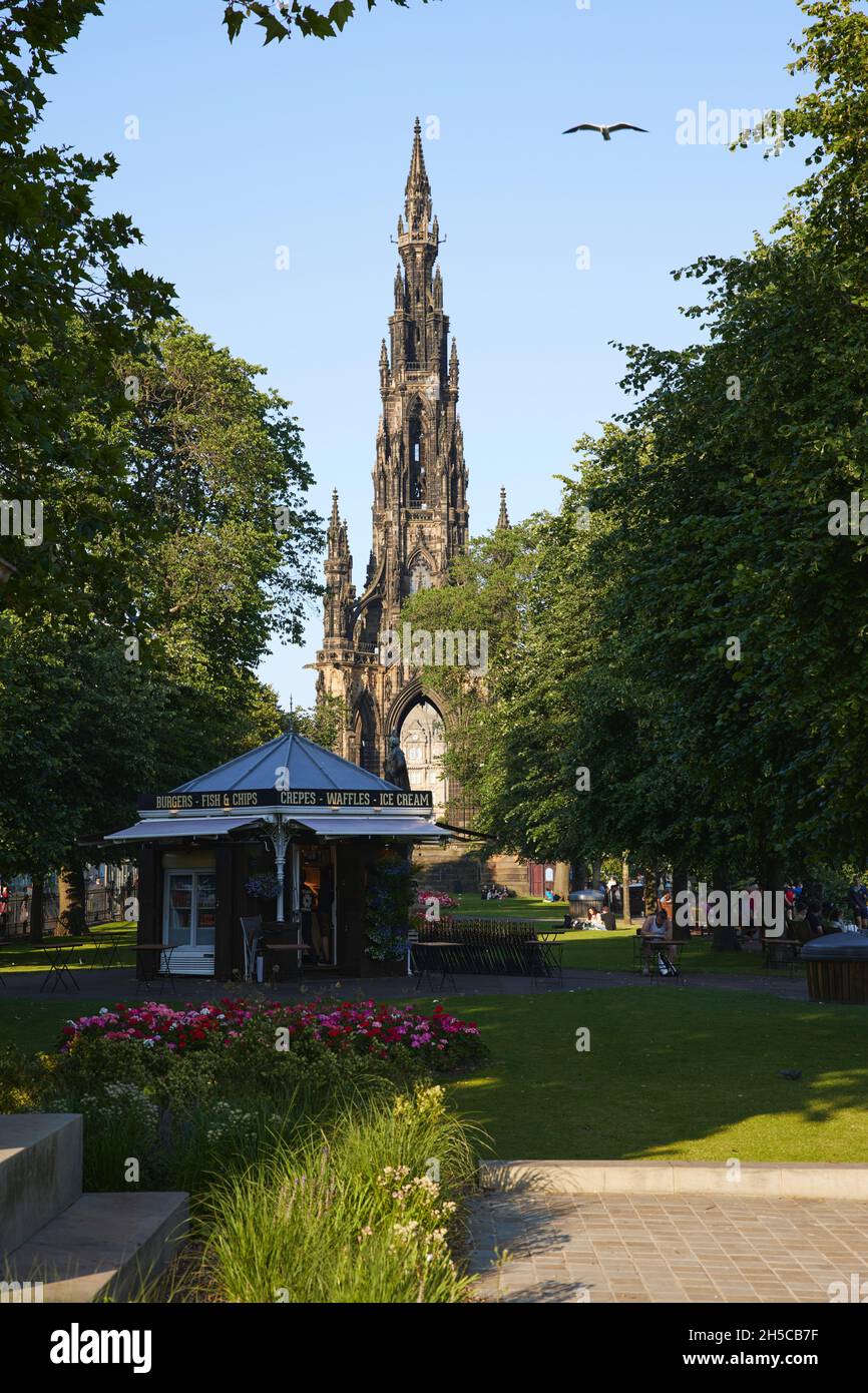 The Scott Monument, (Sir Walter Scott) in Princess Street Gardens, Edinburgh, Schottland. Im Sommer Stockfoto