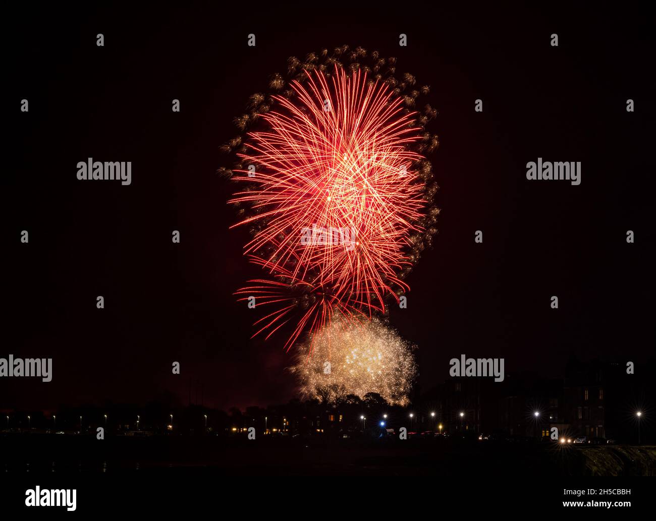 Buntes Feuerwerk am Nachthimmel bei der Guy Fawkes Night, Musselburgh, East Lothian, Schottland, Großbritannien Stockfoto