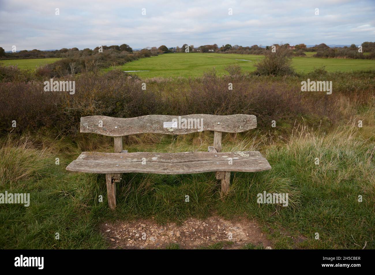 Holzbank im Freien im Pagham Harbour Nature Reserve Stockfotografie - Alamy