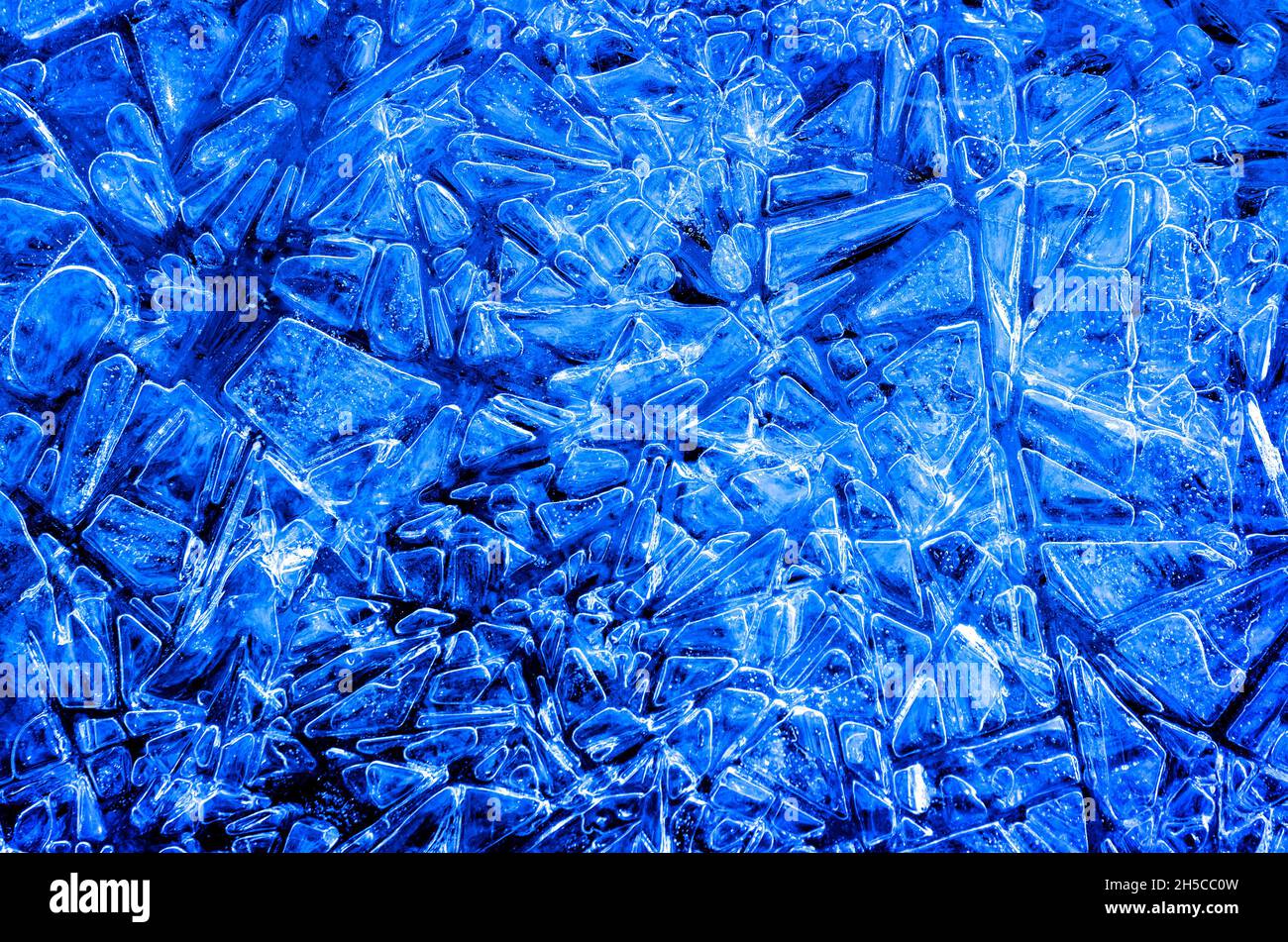 Gefrorene Eismuster im Winter bilden sich kalt gefrierende Wasserkristalle Stockfoto