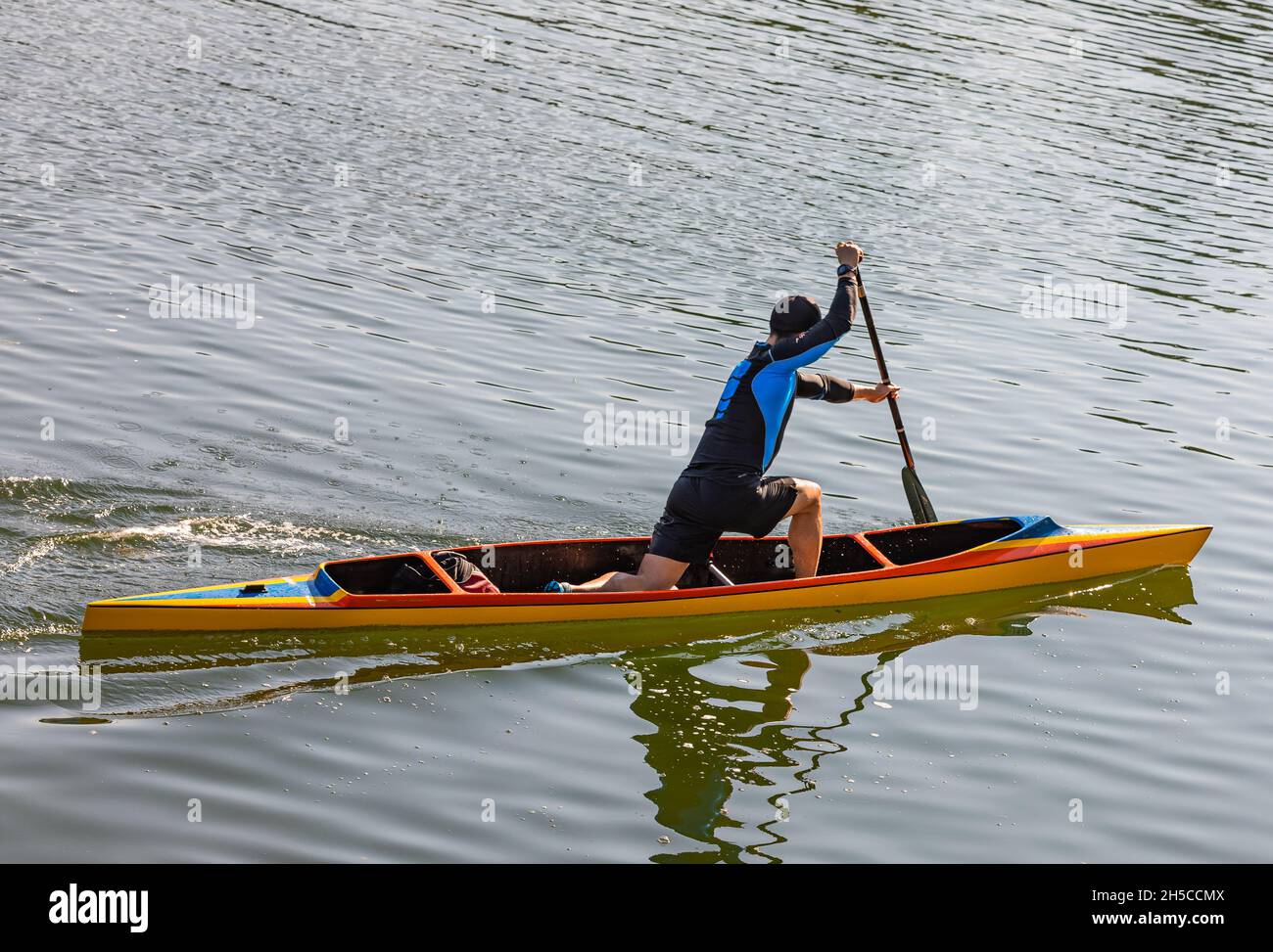 Mann im Kanu auf dem Fluss rudern. Das Hobby des aktiven Menschen ist Wassersport. Reisefoto, selektiver Fokus, Platz für Text kopieren, Konzeptfoto aktiv Stockfoto