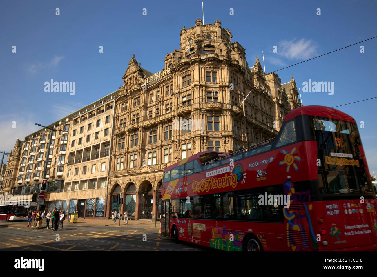 Edinburgh Jenners Building und Touristenbus, Princes Street Stockfoto