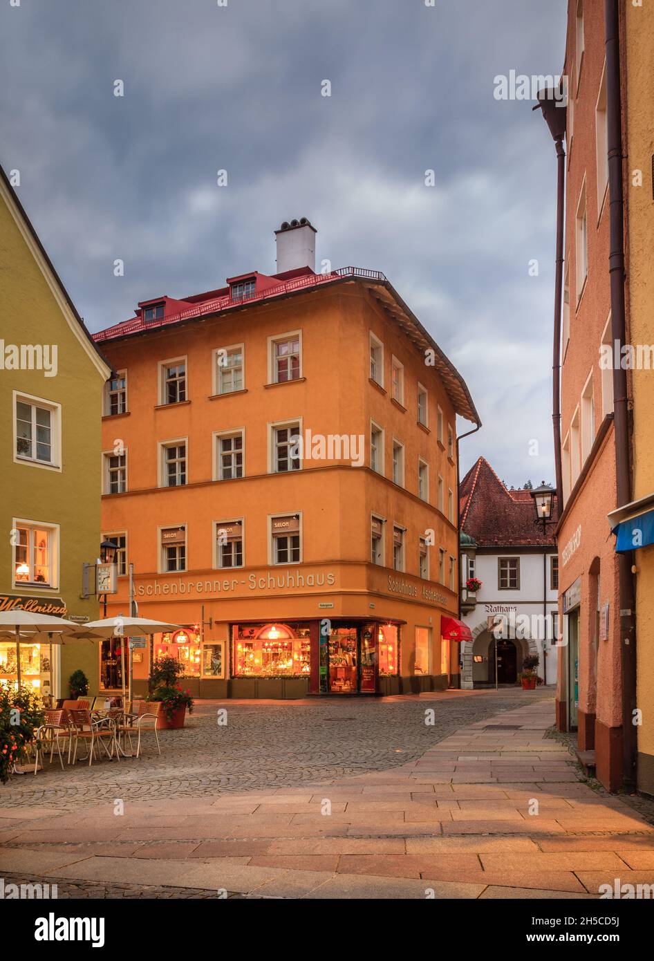 Füssen, 27. September 2015: Abendliche Straßenszene in der Stadt Füssen Stockfoto Füssen, 27. September 2015: Abendliche Straßenszene in der Stadt Füssen Stockfoto