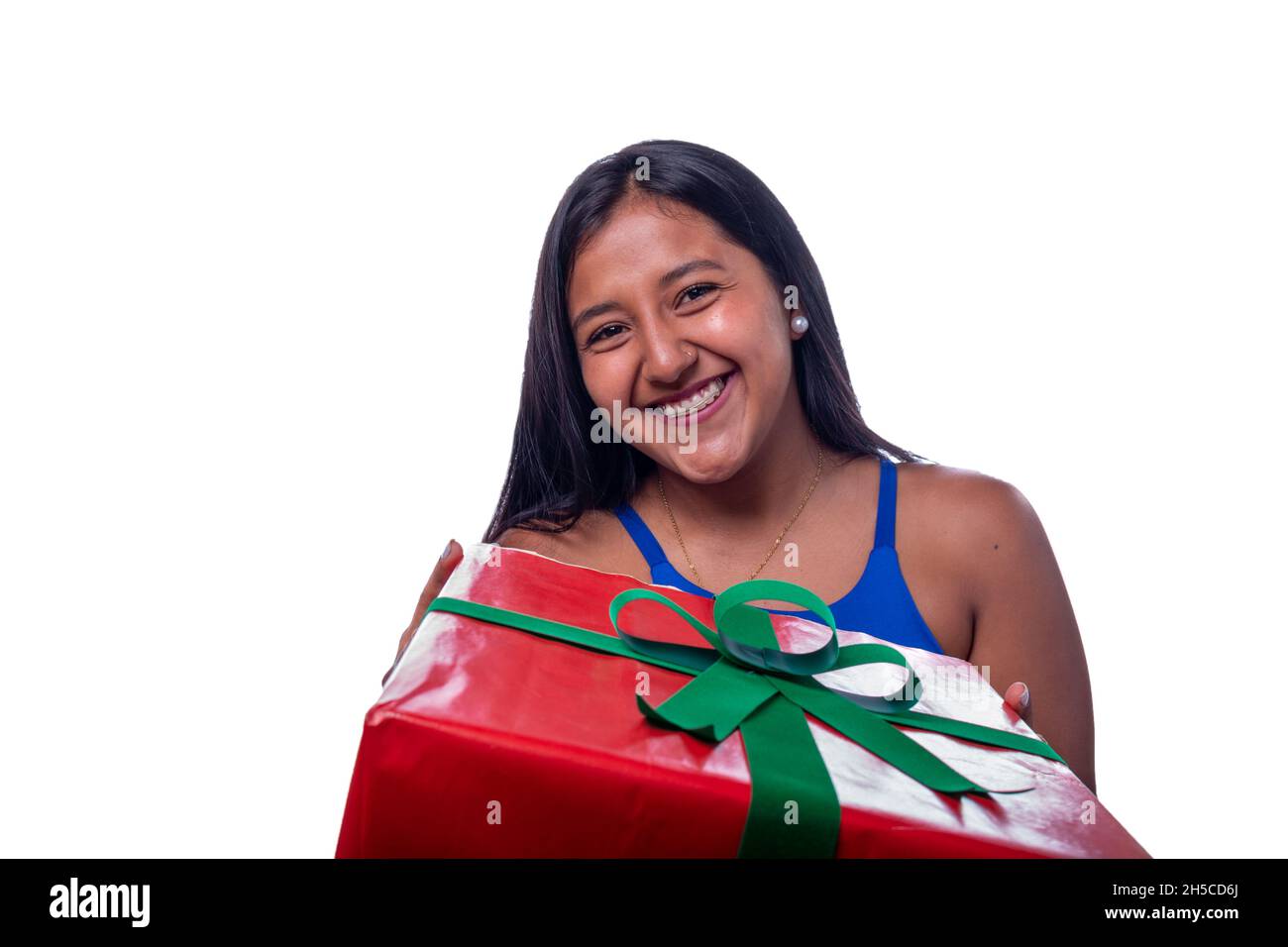 Schwarze Frau, die ein Geschenk überbringt. Latina Mädchen mit geraden Haaren geben ein weihnachtsgeschenk. Frau der indigenen Ethnie lächelt isoliert auf weiß Stockfoto