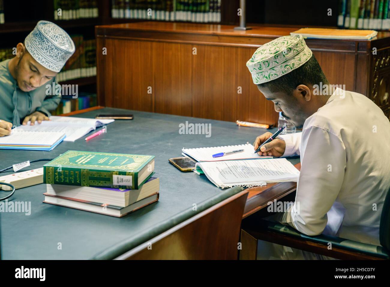 4. Dezember 2016, Maskat, Oman: Ein junger muslim studiert an der Moschee Muhammad al-Amin Bibliothek Stockfoto