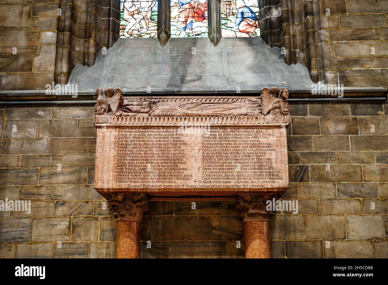 Steinplatte mit Inschriften auf dem Sockel im Dom. Mailand, Italien Stockfoto