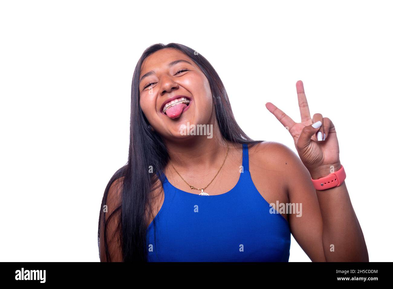 Schwarze Frau mit Meeräsche, lächelnd und streckt ihre Zunge aus, während sie mit ihren Fingern ein Zeichen von Liebe und Frieden macht. Isoliert auf weißem Hintergrund Stockfoto