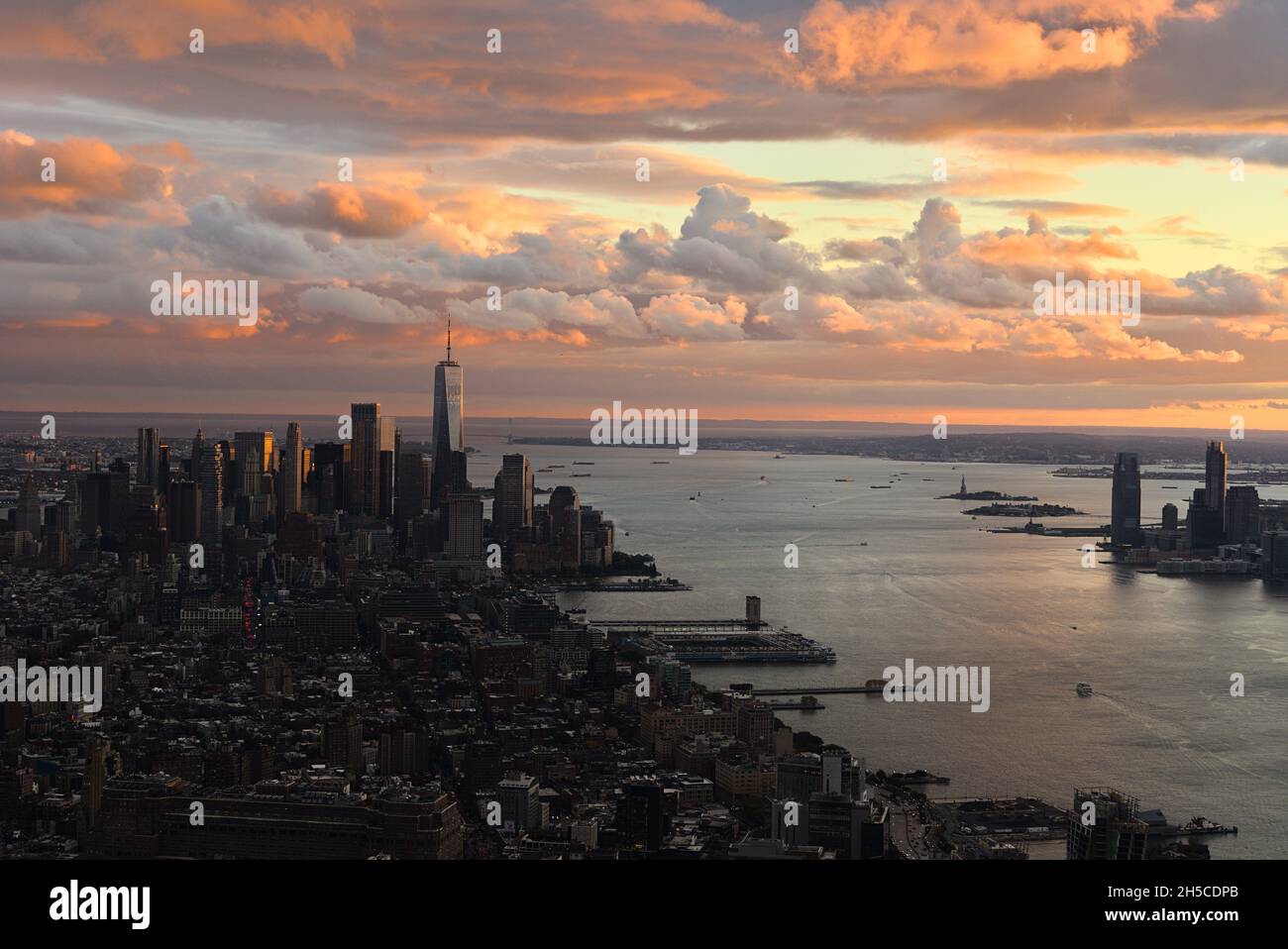 Sonnenuntergang über der Innenstadt von New York City Stockfoto