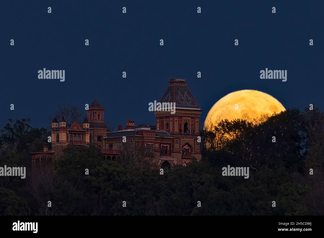 Hunters Moonrise by Olana Mansion - Blick auf die historische Stätte von Olana und den Vollmond eines Jägers, der in der Catskill-Region des Bundesstaates aufgeht Stockfoto