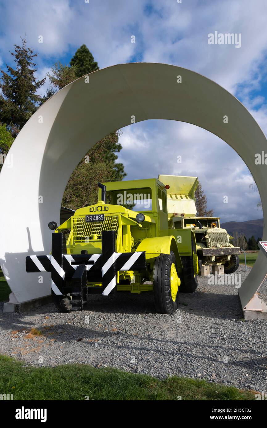 Euclid B6FTD schwerer Traktor, Ausstellung von Erdbewegungsmaschinen, die im Staudamm- und Kanalbau verwendet wurden, 1980er Jahre. Twizel, Canterbury, Südinsel, Neuseeland Stockfoto