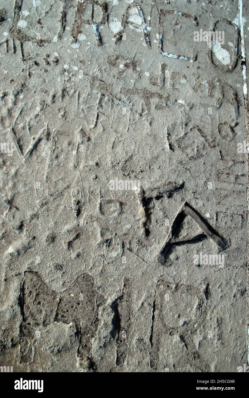 Worte in der Alten Brücke, Fluss Neretva, Mostar, Bosnien und Herzegowina geschnitzt. Stockfoto