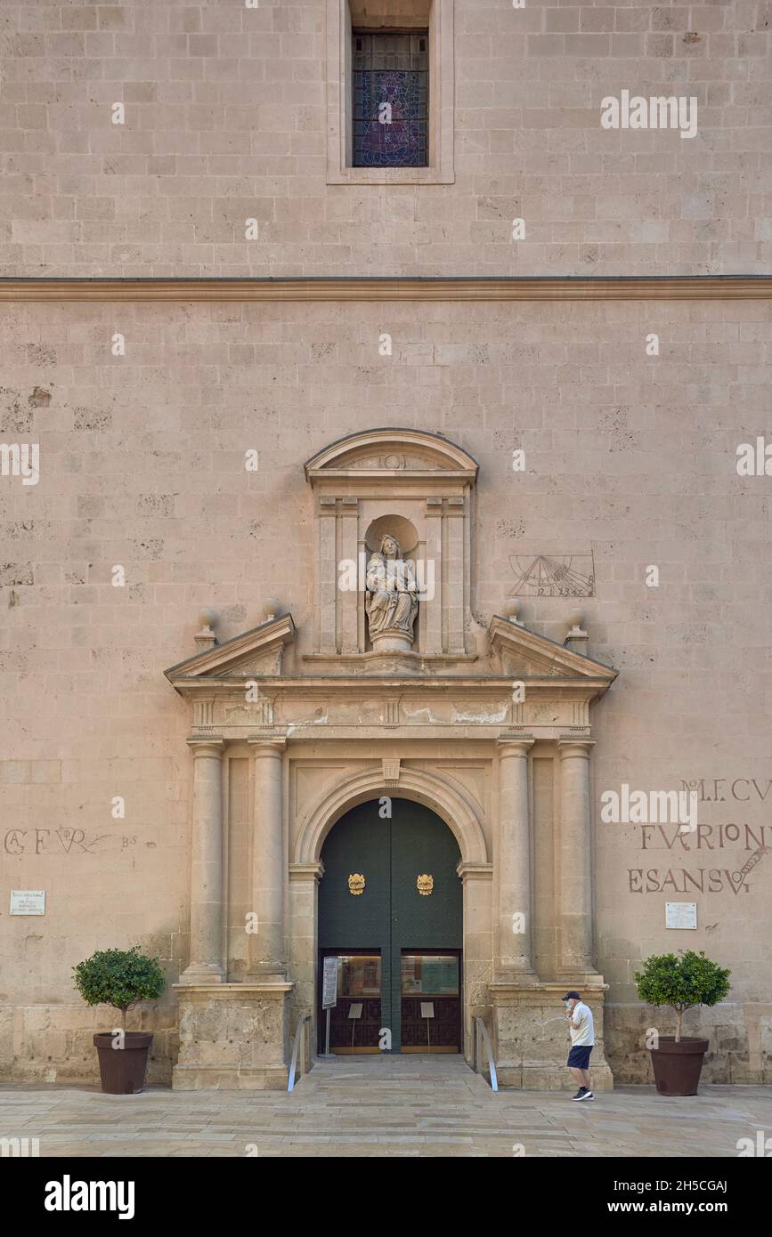 Außenfassade der Santa Iglesia Concatedral de San Nicolás de Bari in der Stadt Alicante, Alacant, Spanien, Europa Stockfoto