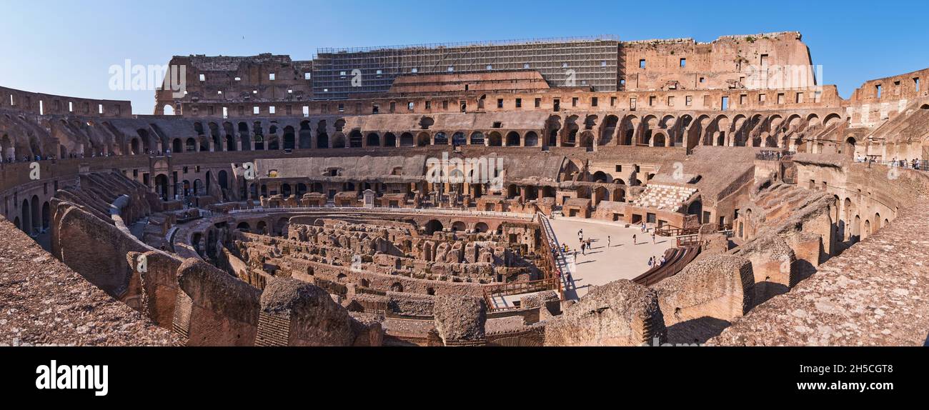 Innen oder im Inneren des Kolosseums ('Colosseo', auch bekannt als das 'Flavian Amphitheater'), heute ein wichtiges Touristenziel, Rom, Italien Stockfoto