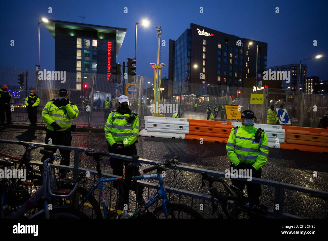 Glasgow, Schottland, Großbritannien. Polizeimann die Sicherheitszäune vor der 26. UN-Klimakonferenz, bekannt als COP26, in Glasgow, Schottland, Großbritannien, Am 8. November 2021. Foto:Jeremy Sutton-Hibbert/Alamy Live News. Stockfoto
