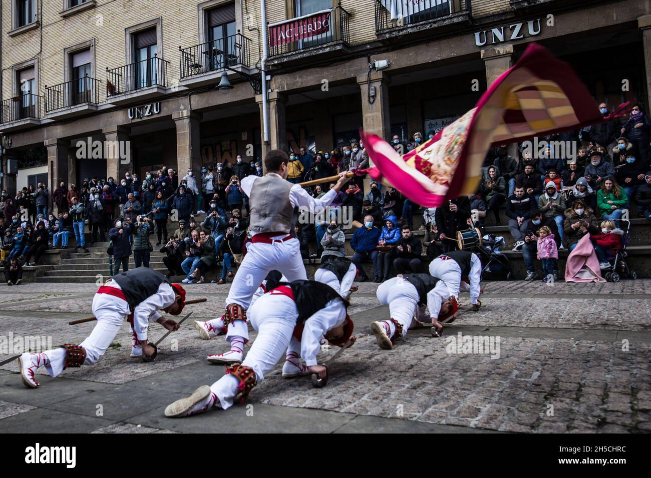 Pamplona, Spanien. November 2021. Ein Mitglied der Gruppe Iurretako Dantzariak tritt während des Tanzes von Duranguesado mit einer Flagge auf.die Dantzaris-Kompanie Duguna Taldea präsentierte zusammen mit den Gruppen Kezka Dantza Taldea und Iurretako Dantzariak auf der Plaza de los Burgos der Stadt Pamplona. Kezka Dantza Taldea führte die Tänze von Arrate auf und Iurretako Dantzariak präsentierte die Tänze von Duranguesado. Kredit: SOPA Images Limited/Alamy Live Nachrichten Stockfoto