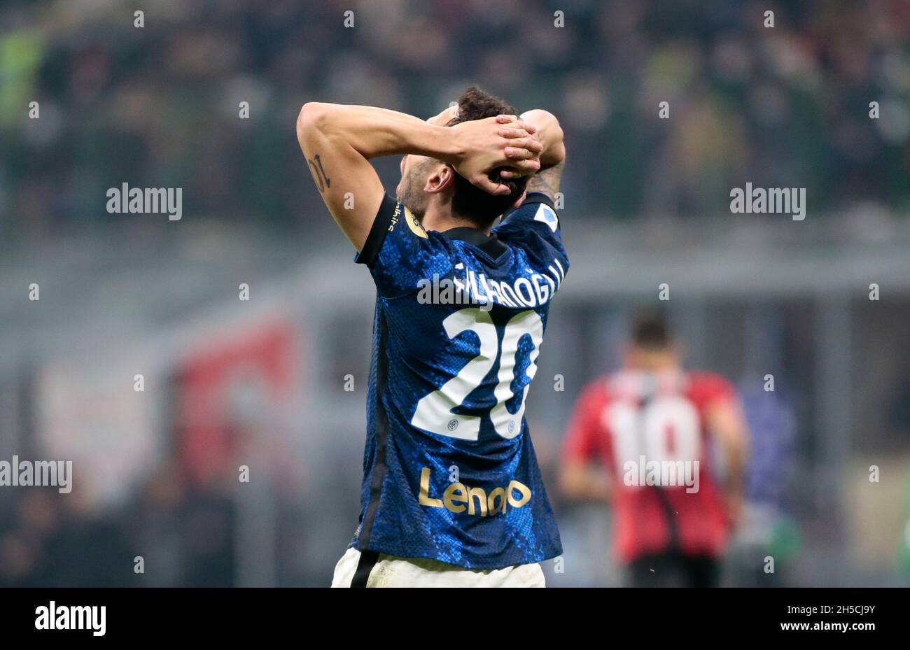 Mailand, 07. November 2021 Hakan Calhanoglu (FC Internazionale) während des italienischen Fußballspiels der Serie A zwischen dem AC Mailand und dem FC Internazionale auf Nove Stockfoto