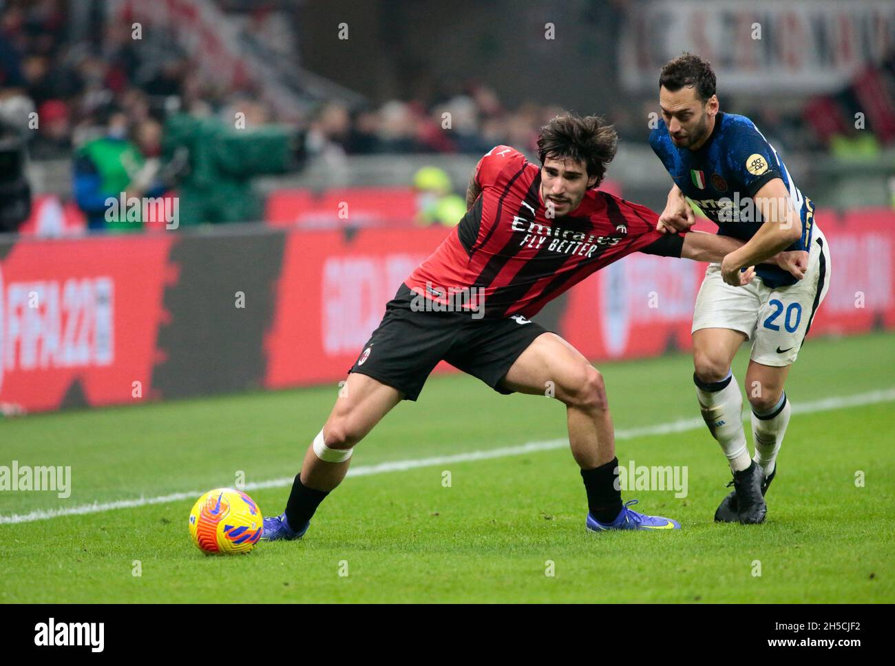 Mailand, 07. November 2021 Sandro Tonali (AC Mailand) und Hakan Calhanoglu (FC Internazionale) während des italienischen Fußballspiels der Serie A zwischen dem AC Mailand Stockfoto