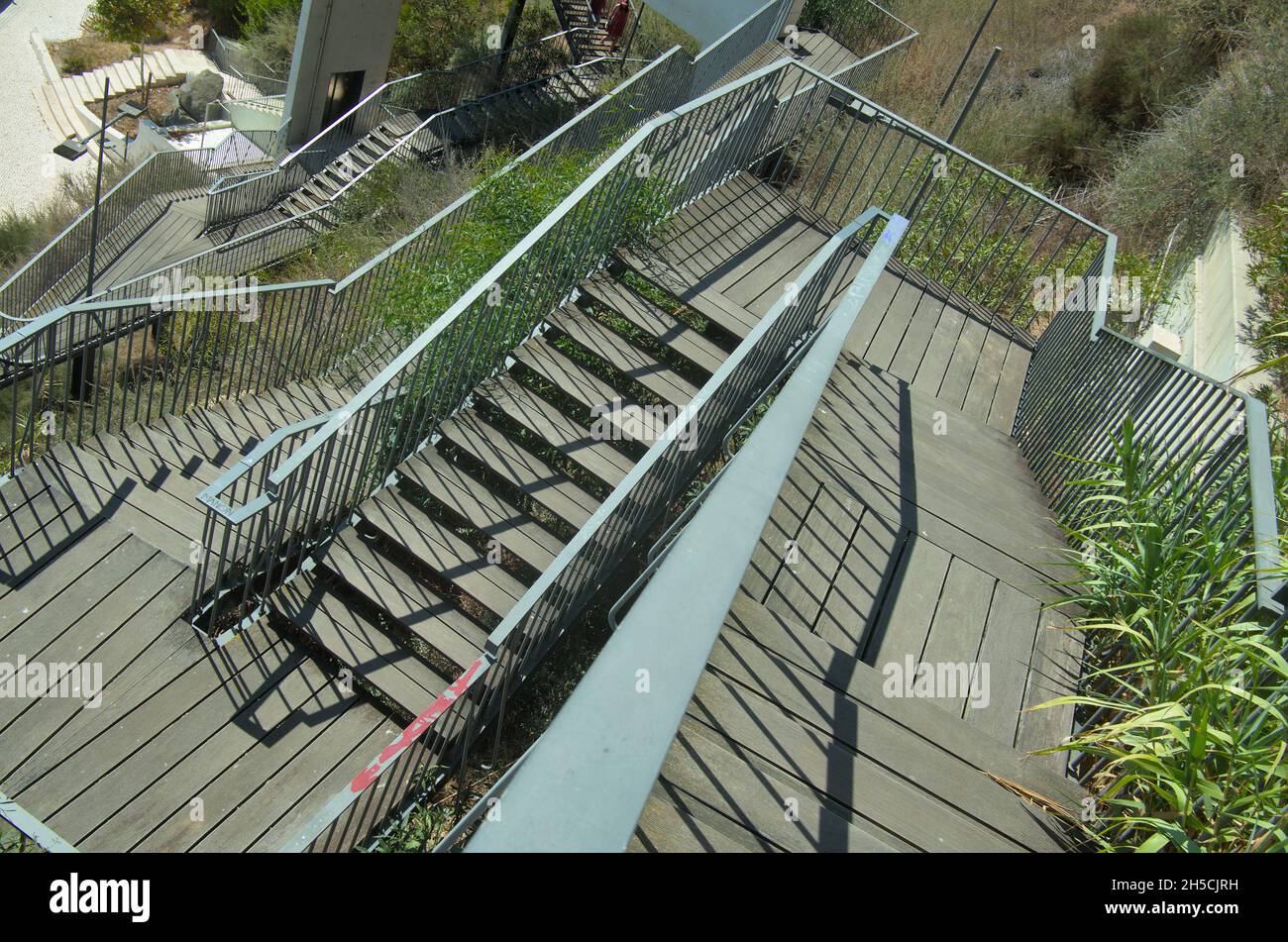 Treppen auf dem Gehweg in Sines. Alentejo, Portugal Stockfoto