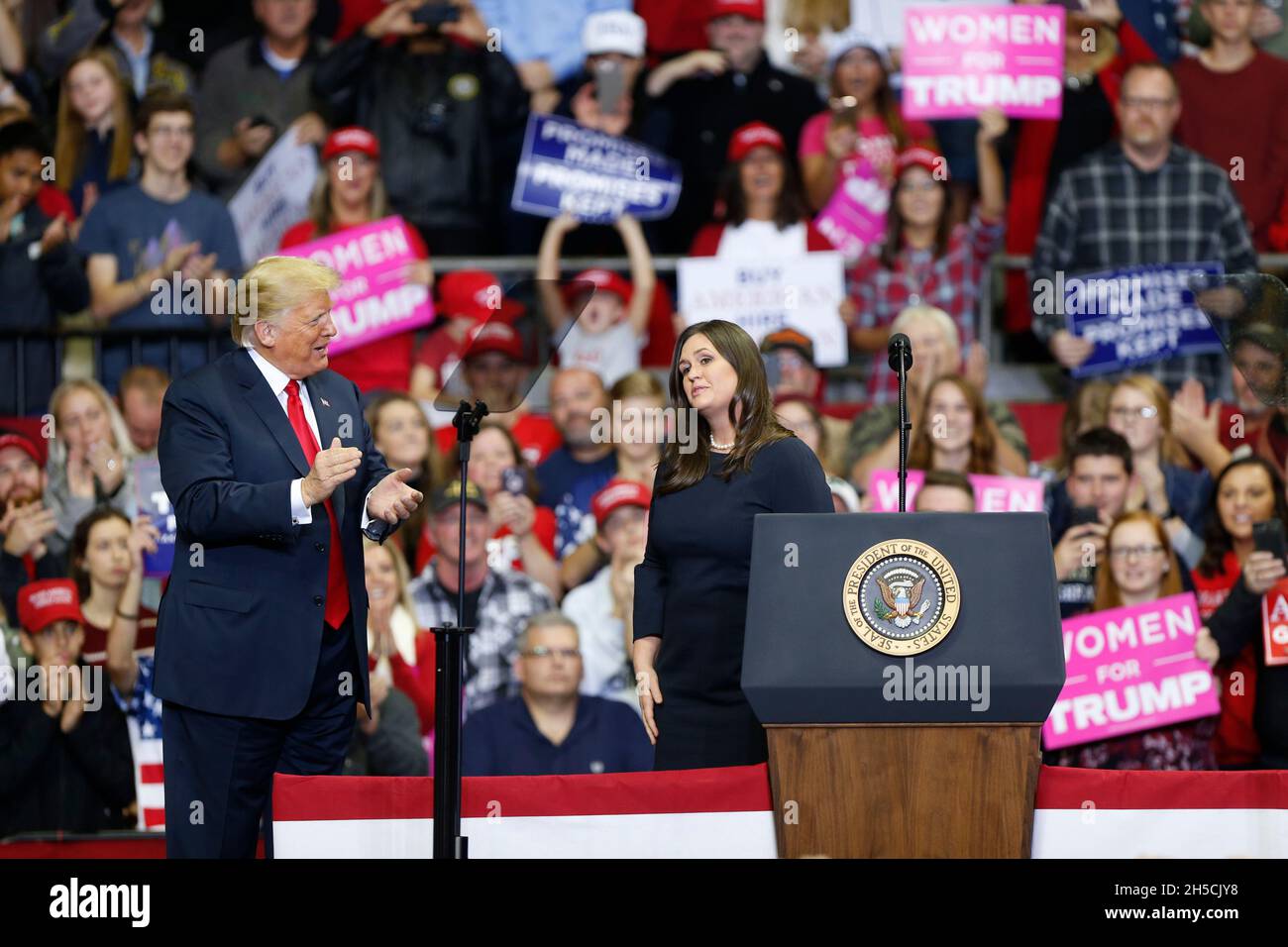 11052018 - Fort Wayne, Indiana, USA: Die Pressesekretärin des Weißen Hauses, Sarah Huckabee Sanders, und Kellyanne Elizabeth Conway treten zusammen mit dem US-Präsidenten Donald J. Trump auf, der sich für die Kandidaten des US-Kongresses in Indiana einsetzt, darunter Mike Braun, der für den Senat kandidet, während einer „Make America Great Again!“-Kampagne! Kundgebung am Allen County war Memorial Coliseum in Fort Wayne, Indiana. Stockfoto