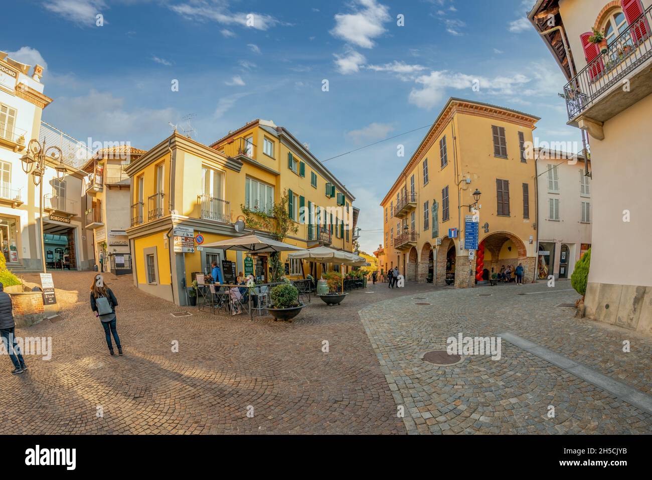 Barolo, Cuneo, Italien - 05. November 2021: Piazza Municipio mit dem Palazzo Comunale auf der rechten Seite und der Osteria auf der linken Seite Stockfoto