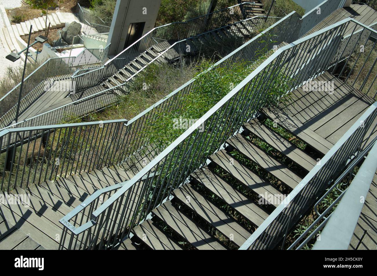 Treppen auf dem Gehweg in Sines. Alentejo, Portugal Stockfoto
