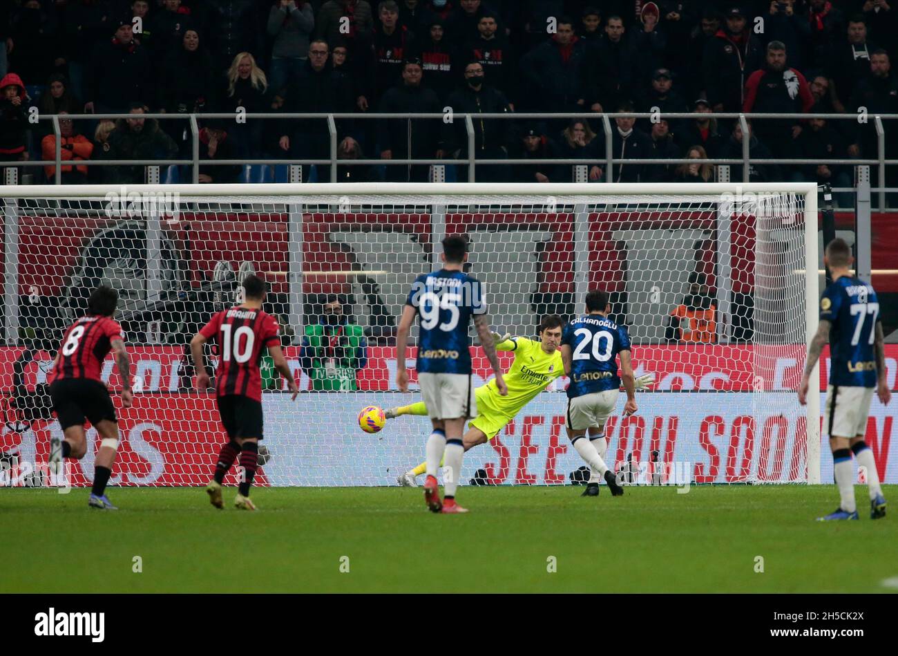 Mailand, 07. November 2021 Hakan Calhanoglu (FC Internazionale) während des italienischen Fußballspiels der Serie A zwischen dem AC Mailand und dem FC Internazionale auf Nove Stockfoto