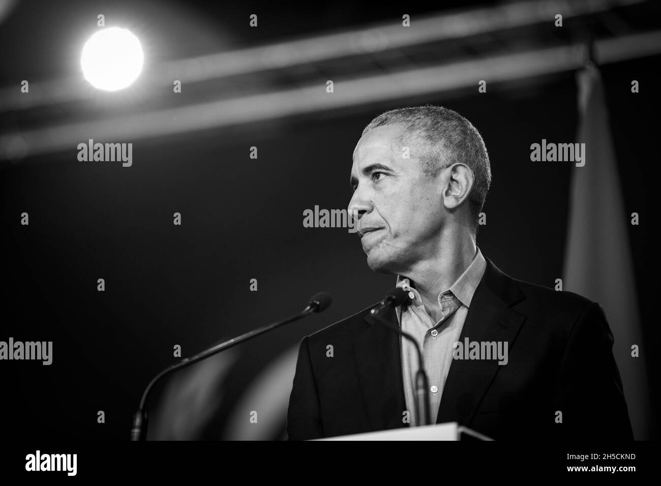 Glasgow, Schottland, Großbritannien. Barack Obama, ehemaliger Präsident der Vereinigten Staaten von Amerika, spricht auf der 26. UN-Klimakonferenz, bekannt als COP26, in Glasgow, Schottland, Großbritannien, Am 8. November 2021. Foto:Jeremy Sutton-Hibbert/Alamy Live News. Stockfoto