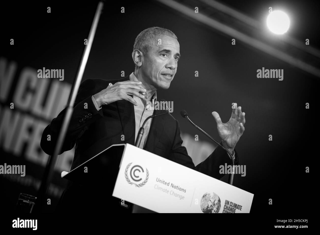 Glasgow, Schottland, Großbritannien. Barack Obama, ehemaliger Präsident der Vereinigten Staaten von Amerika, spricht auf der 26. UN-Klimakonferenz, bekannt als COP26, in Glasgow, Schottland, Großbritannien, Am 8. November 2021. Foto:Jeremy Sutton-Hibbert/Alamy Live News. Stockfoto