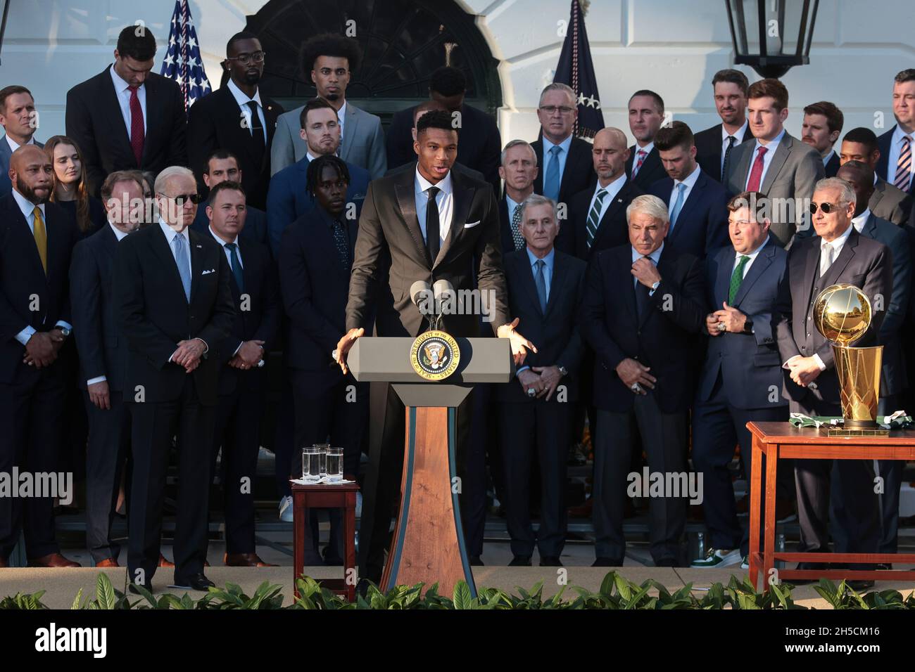 Washington, USA. November 2021. Milwaukees Spieler Giannis Antetokounmpo spricht BucksÕ einer Veranstaltung mit Präsident Joe Biden, um die Milwaukee Bucks für den Gewinn der NBA-Meisterschaft 2021 auf dem South Lawn des Weißen Hauses am 8. November 2021 in Washington, DC zu ehren. (Foto von Oliver Contreras/SIPA USA) Quelle: SIPA USA/Alamy Live News Stockfoto