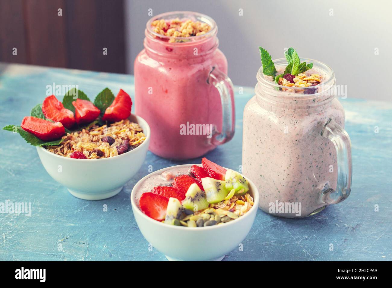 Smoothie mit Müsli für ein gesundes Frühstück. Selektiver Fokus Stockfoto