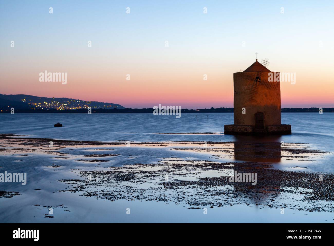Die berühmte Windmühle in der Lagune von Orbetello, Monte Argentario, Toskana Stockfoto