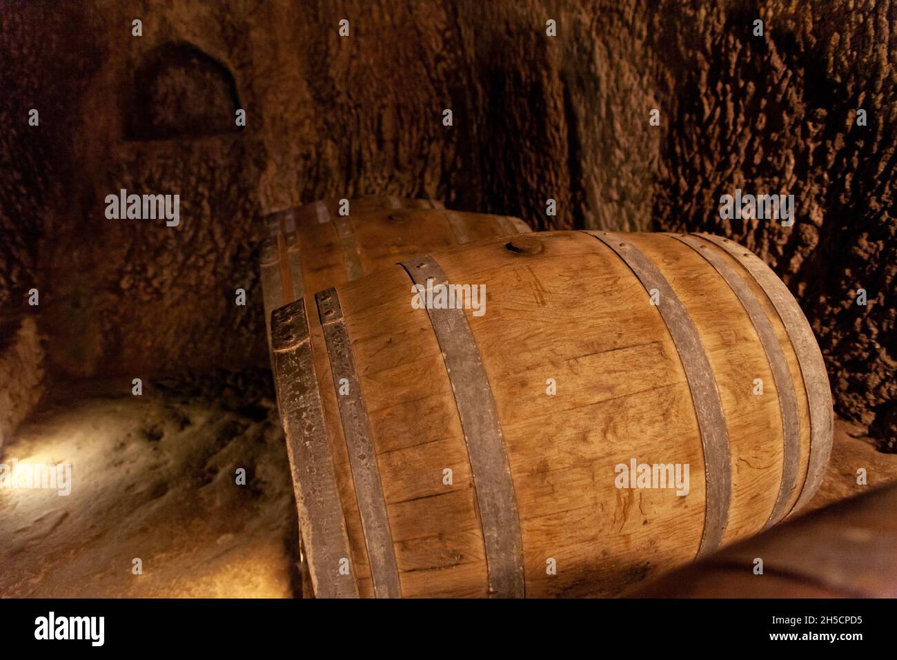 Holzfässer in alten Keller in der mittelalterlichen Stadt Pitigliano, Toskana, Italien Stockfoto