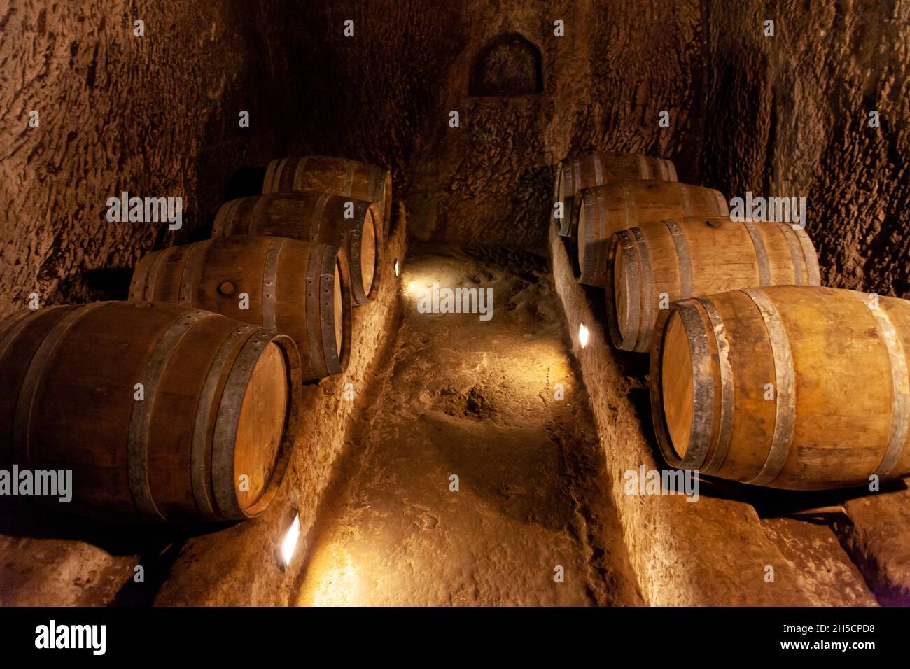 Holzfässer in alten Keller in der mittelalterlichen Stadt Pitigliano, Toskana, Italien Stockfoto