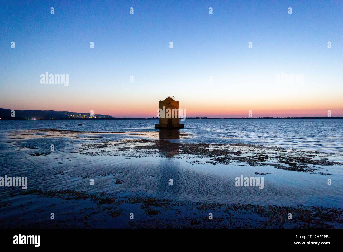 Die berühmte Windmühle in der Lagune von Orbetello, Monte Argentario, Toskana Stockfoto