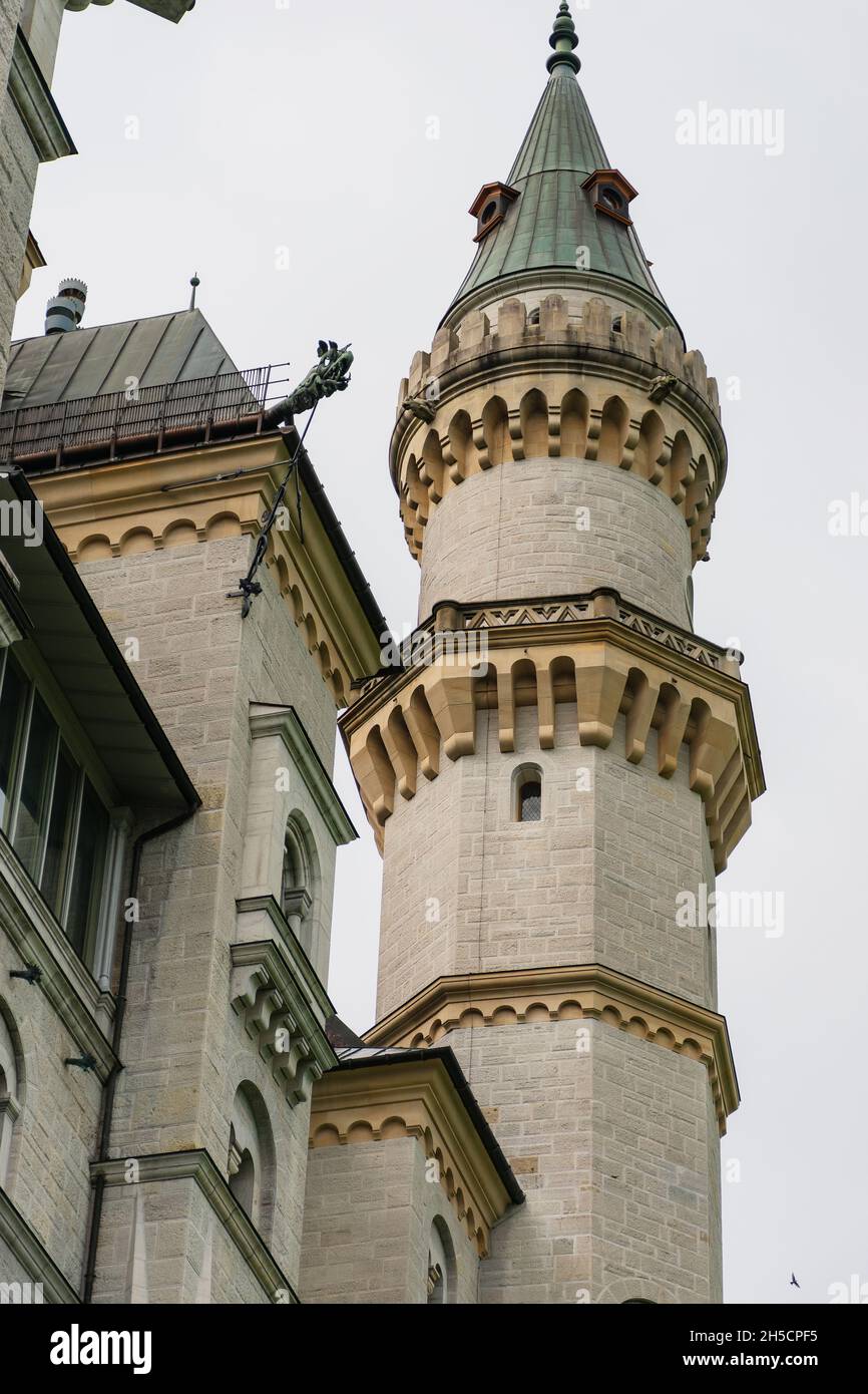26 Mai 2019 Füssen, Deutschland - Details zur Architektur des Schlosses Neuschwanstein. Fassade und Türme mit weißem Stein bedeckt Stockfoto