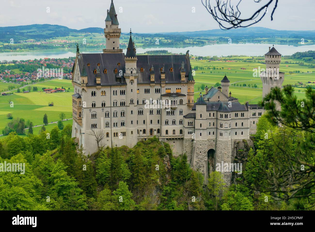 26 Mai 2019 Füssen, Deutschland - Details zur Architektur des Schlosses Neuschwanstein. Fassade und Türme mit weißem Stein bedeckt Stockfoto