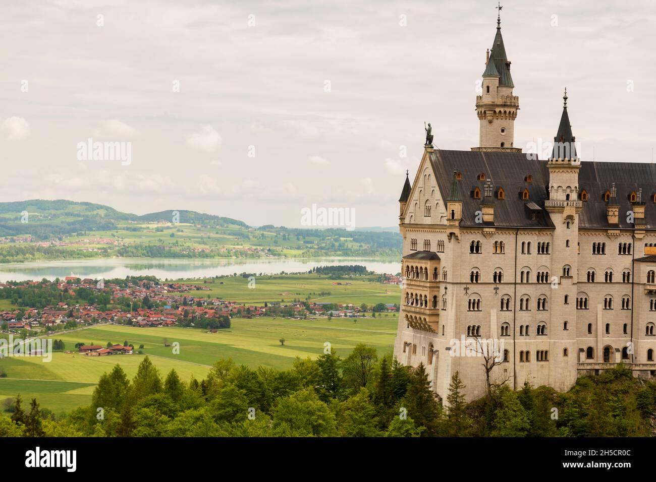 26 Mai 2019 Füssen, Deutschland - Details zur Architektur des Schlosses Neuschwanstein. Fassade und Türme mit weißem Stein bedeckt Stockfoto