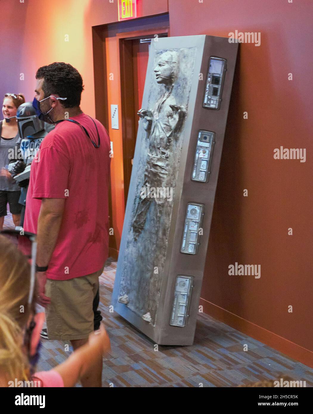 Auf der Dover, DE Comic Con von 2021 schlendern Besucher an einer Nachbildung von Han Solo vorbei, die in Carbonit aus der Star Wars-Filmserie gefroren ist. Stockfoto