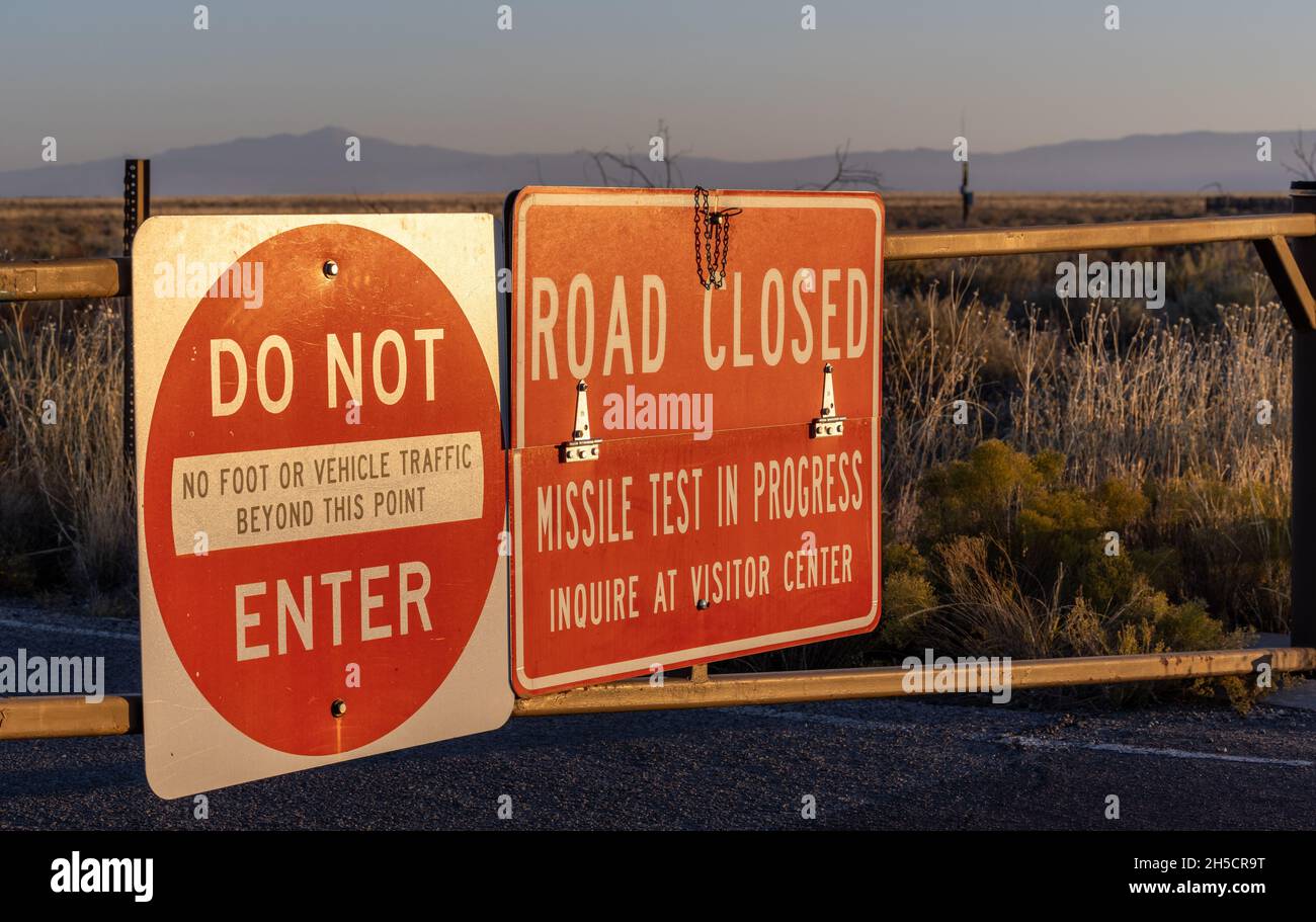 4. November 2021: Verschlossenes Haupttor frustrierend für Touristen während der Schließung für Raketentest, White Sands National Park, New Mexico, USA. Stockfoto