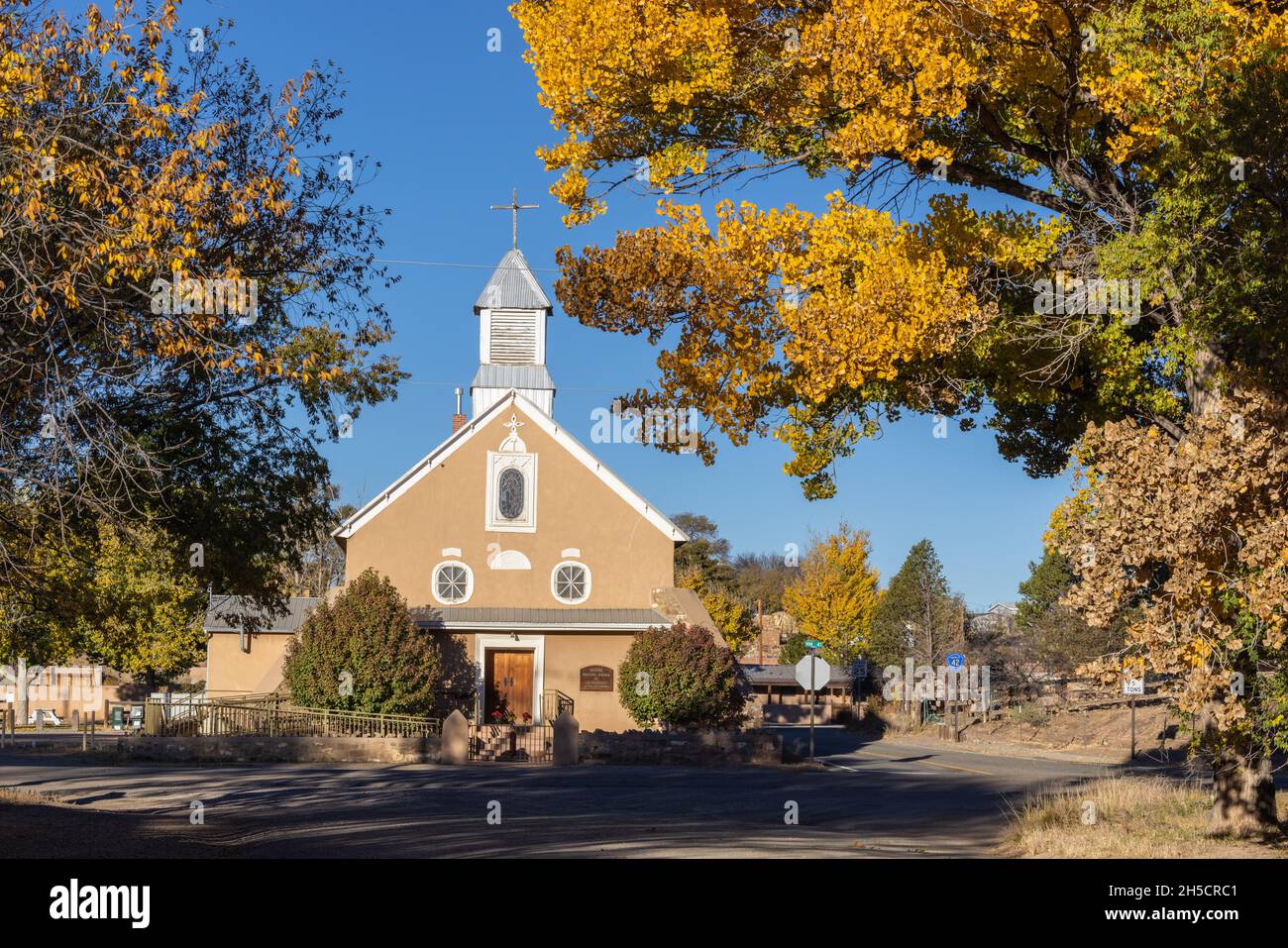 Herbstansicht der historischen Our Lady of the Remedies Church, Galisteo, NM Stockfoto
