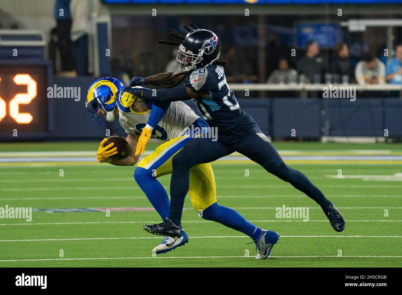 Los Angeles Rams Tight End Tyler Higbee (89) wird von Tennessee Titans-Eckpfeiler Janoris Jenkins (20) während eines NFL-Spiels, Sonntag, 7. November 2021, in Angriff genommen Stockfoto