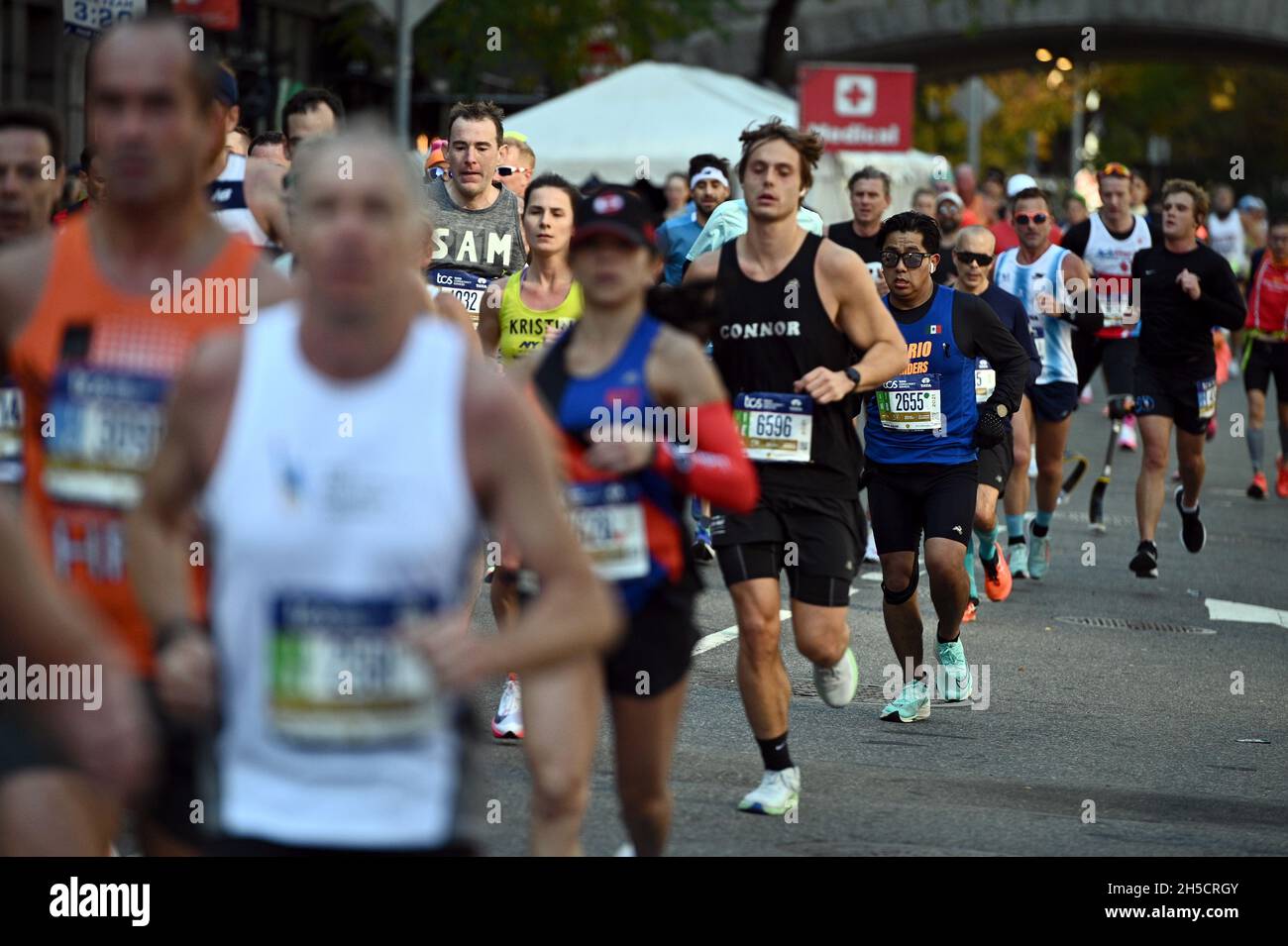 New York, USA. November 2021. Läufer werden gesehen, wie sie die 59. Street Bridge abbiegen, bevor sie die First Avenue im Stadtteil Manhattan von NYC während des 2021. TCS New York City Marathon beim 50. Lauf in New York, NY, am 7. November 2021 erreichen. (Foto von Anthony Behar/Sipa USA) Quelle: SIPA USA/Alamy Live News Stockfoto