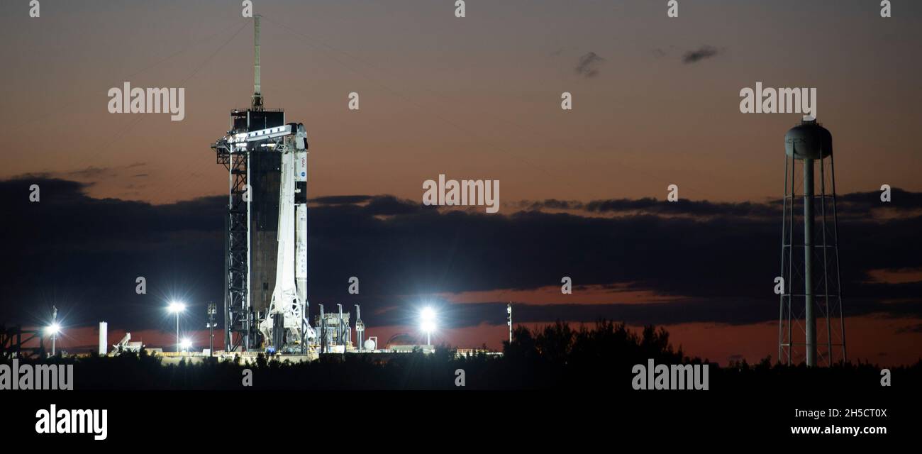 Cape Canaveral, Vereinigte Staaten von Amerika. 30. Oktober 2021. Eine SpaceX Falcon 9-Rakete mit der Raumsonde Crew Dragon für die NASA SpaceX Crew-3-Mission zur Internationalen Raumstation setzt die Vorbereitungen für den Launch Complex 39A im Kennedy Space Center am 30. Oktober 2021 in Cape Canaveral, Florida, fort. Die Crew der NASA-Astronauten Raja Chari, Tom Marshburn, Kayla Barron und Matthias Maurer, Astronaut der Europäischen Weltraumorganisation, wird voraussichtlich am 10. November starten. Quelle: Joel Kowsky/NASA/Alamy Live News Stockfoto