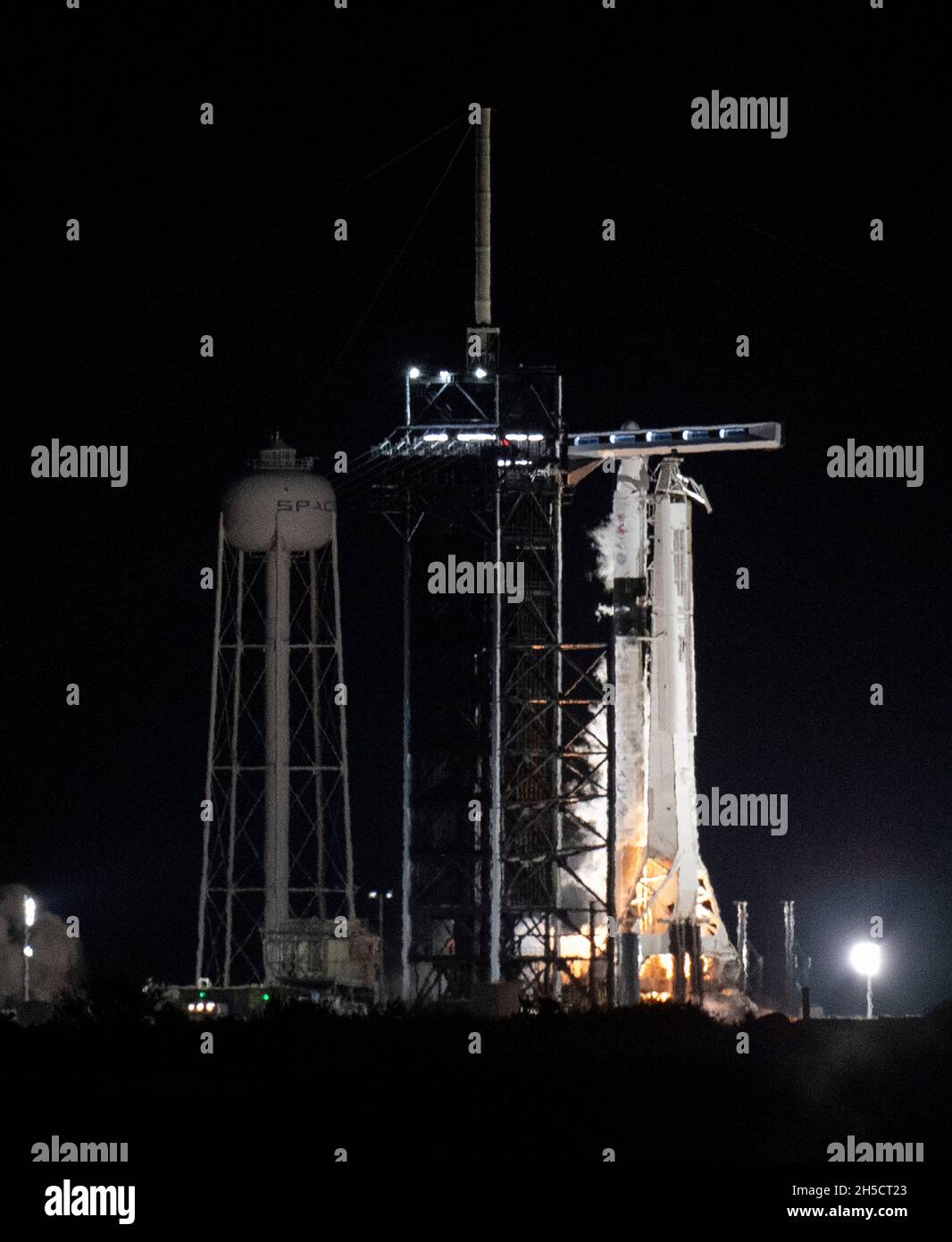 Cape Canaveral, Vereinigte Staaten von Amerika. 28. Oktober 2021. Die SpaceX Falcon 9-Rakete mit der Raumsonde Crew Dragon für die NASA SpaceX Crew-3-Mission zur Internationalen Raumstation setzt die Vorbereitungen für den Launch Complex 39A im Kennedy Space Center am 28. Oktober 2021 in Cape Canaveral, Florida, fort. Die Crew der NASA-Astronauten Raja Chari, Tom Marshburn, Kayla Barron und Matthias Maurer, Astronaut der Europäischen Weltraumorganisation, wird voraussichtlich am 10. November starten. Quelle: Joel Kowsky/NASA/Alamy Live News Stockfoto