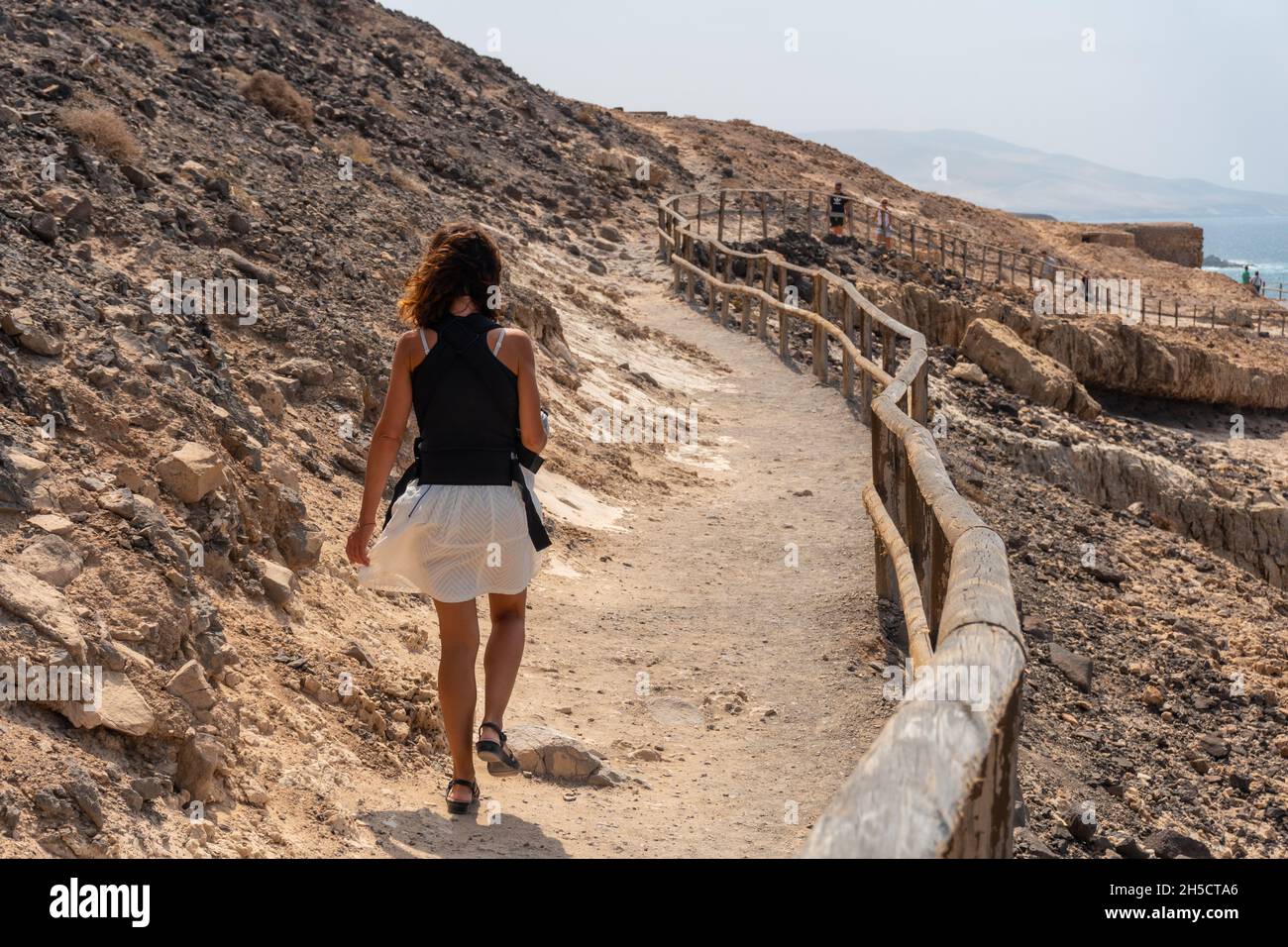 Kaukasische Frau auf dem Weg der Cuevas de Ajuy, Spanien Stockfoto