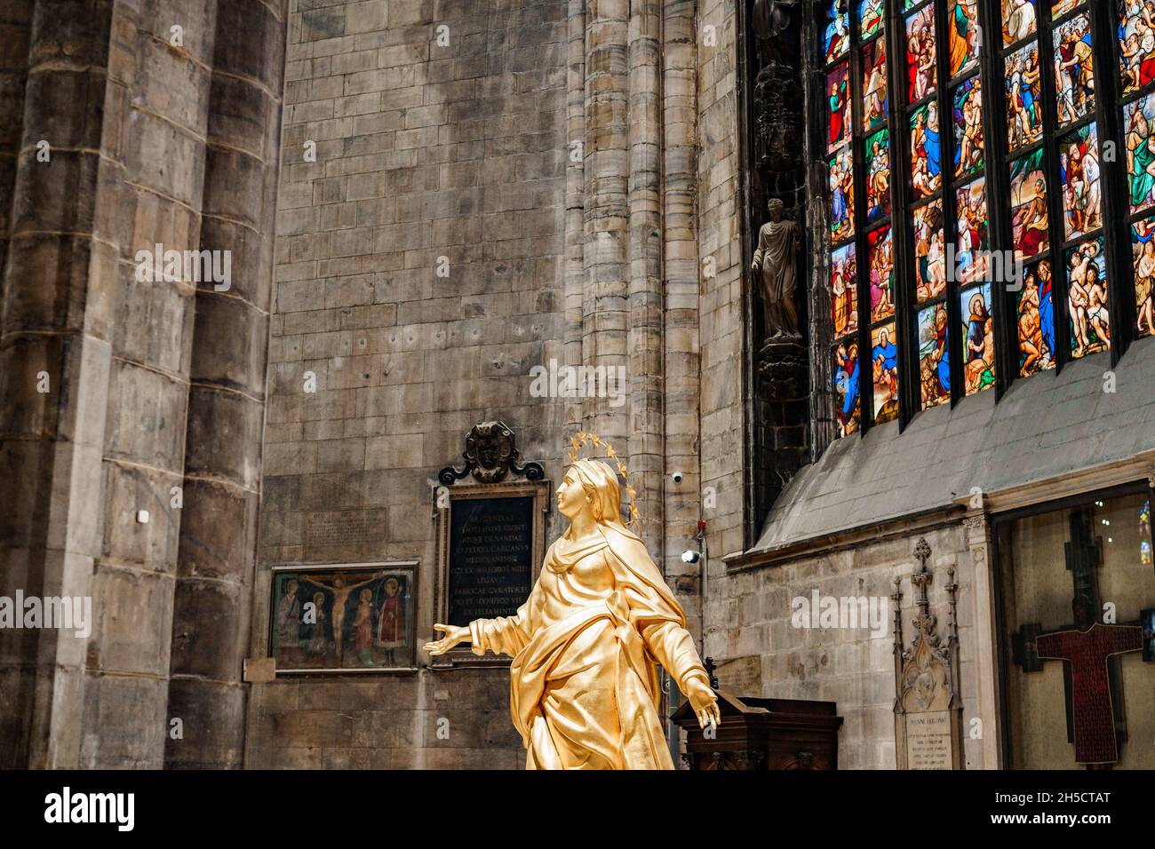 Goldene Statue der Jungfrau Maria im Dom. Mailand, Italien Stockfoto