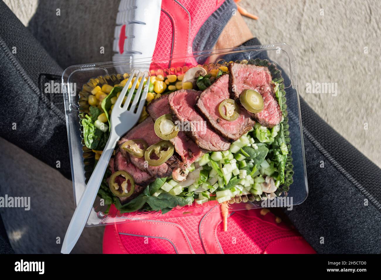 Mahlzeit Vorbereitung Fitness Lifestyle - Frau nimmt Essen Selfie Draufsicht Foto von ihrem bereit, fertig Mittagessen Box für gesunde Paläo-Diät - Steak Salat nehmen Stockfoto