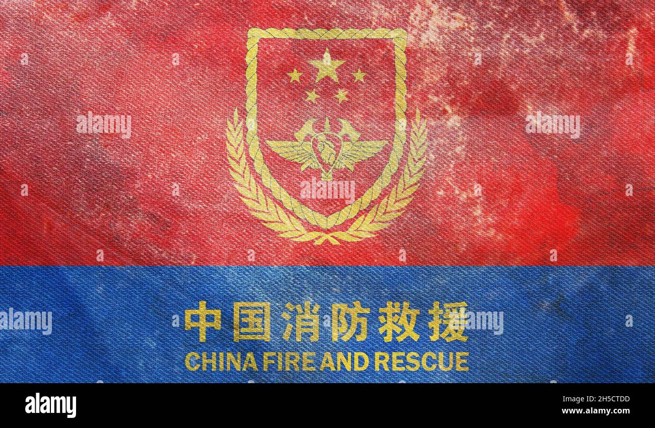 Draufsicht auf die Retro-Flagge von China Fire and Rescue mit Grunge-Textur. Volksrepublik China. Kein Fahnenmast. Ebenendesign, Layout, Flaggenhintergrund Stockfoto